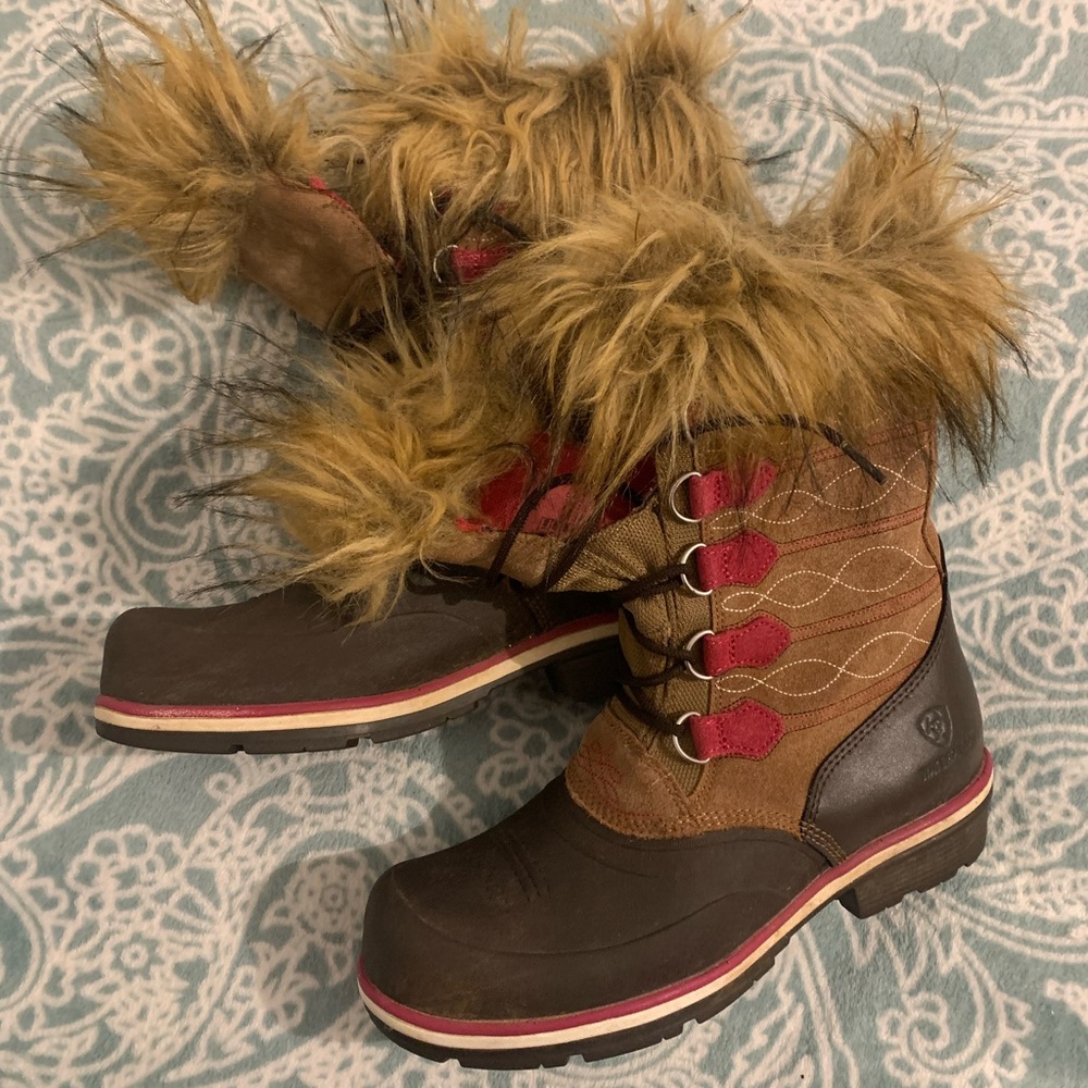 Whirlwind ARIAT Boots With Fur and pink details